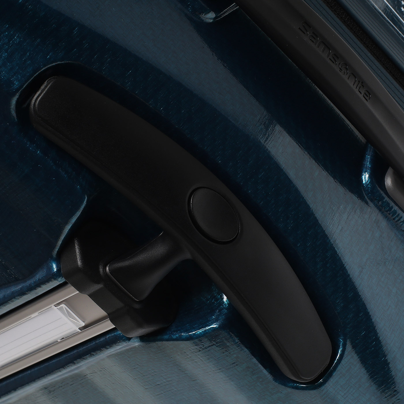 Чемодан средний M из материала Curv Samsonite Lite-Shock